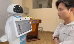 Giảng viên chế tạo robot hỗ trợ trong bệnh viện