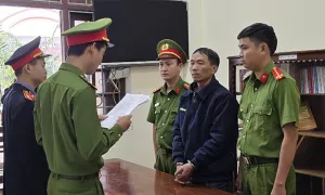 Bé gái bị hàng xóm hãm hại khi chơi trốn tìm Bé gái bị hàng xóm hãm hại khi chơi trốn tìm