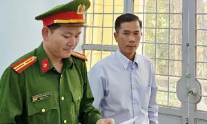 Nguyên giám đốc văn phòng đăng ký đất đai ở An Giang bị khởi tố Nguyên giám đốc văn phòng đăng ký đất đai ở An Giang bị khởi tố