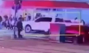 Khoảnh khắc nghi phạm vượt chốt cảnh sát để lao xe vào đám đông Mỹ Khoảnh khắc nghi phạm vượt chốt cảnh sát để lao xe vào đám đông Mỹ