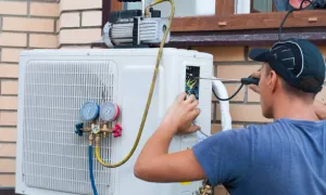 Ba người thợ loay hoay không đưa được cục nóng máy lạnh lên cao Ba người thợ loay hoay không đưa được cục nóng máy lạnh lên cao
