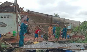 Lốc xoáy làm sập 24 căn nhà ở Kiên Giang Lốc xoáy làm sập 24 căn nhà ở Kiên Giang