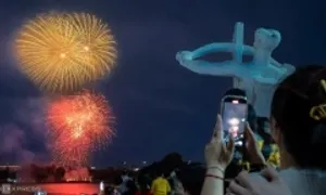 Đông nghịt người xem pháo hoa tại công viên Thống nhất Đông nghịt người xem pháo hoa tại công viên Thống nhất