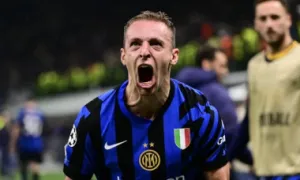 Người hùng Inter suýt ngất xỉu vì mừng quá khích Người hùng Inter suýt ngất xỉu vì mừng quá khích