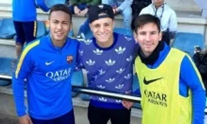 Neymar chúc mừng cầu thủ ghi siêu phẩm đá phạt hạ Công an Hà Nội Neymar chúc mừng cầu thủ ghi siêu phẩm đá phạt hạ Công an Hà Nội