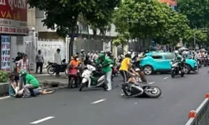 Ôtô tông loạt xe máy ở TP HCM, 3 người bị thương Ôtô tông loạt xe máy ở TP HCM, 3 người bị thương