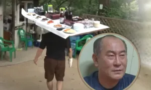 Nhà hàng gây sốt với kiểu phục vụ đội bàn lên đầu Nhà hàng gây sốt với kiểu phục vụ đội bàn lên đầu
