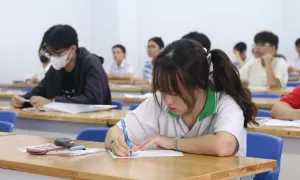 Thí sinh kêu mất 30 phút thi đánh giá năng lực vì giám thị Thí sinh kêu mất 30 phút thi đánh giá năng lực vì giám thị
