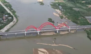 Cầu vòm thép trên sông Trà Khúc trước thời điểm khánh thành Cầu vòm thép trên sông Trà Khúc trước thời điểm khánh thành