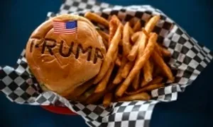 Bên trong nhà hàng Trump Burger ở Texas Bên trong nhà hàng Trump Burger ở Texas
