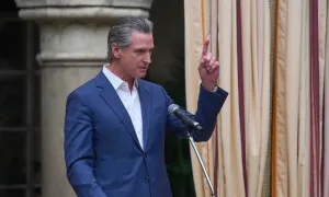 Thống đốc California đề nghị ông Trump hủy lệnh điều Vệ binh Quốc gia Thống đốc California đề nghị ông Trump hủy lệnh điều Vệ binh Quốc gia