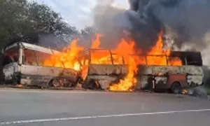 Hai xe buýt đấu đầu, 38 người chết ở Đông Phi Hai xe buýt đấu đầu, 38 người chết ở Đông Phi
