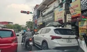 Dừng ở nơi đèn đỏ được phép rẽ phải, ôtô mắc lỗi gì? Dừng ở nơi đèn đỏ được phép rẽ phải, ôtô mắc lỗi gì?
