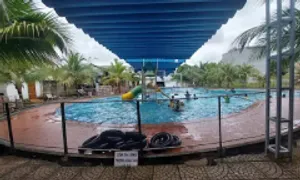 Bé gái 7 tuổi tử vong dưới hồ bơi