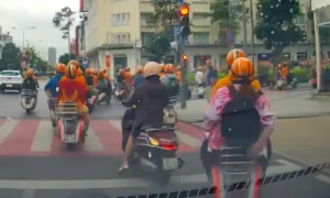 Đoàn xe máy chở khách du lịch vượt đèn đỏ ở TP HCM bị phạt