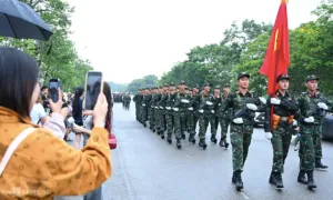 Hà Nội phát đồ ăn, nước uống miễn phí cho người xem diễu binh Hà Nội phát đồ ăn, nước uống miễn phí cho người xem diễu binh