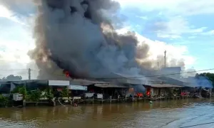 Người đàn ông chém vợ hờ, đốt nhà gây cháy 56 ki-ốt chợ Người đàn ông chém vợ hờ, đốt nhà gây cháy 56 ki-ốt chợ