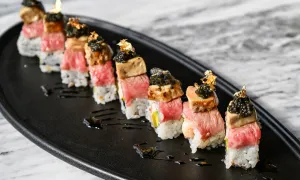 Cơm cuộn phủ vàng giá gần hai triệu đồng Cơm cuộn phủ vàng giá gần hai triệu đồng
