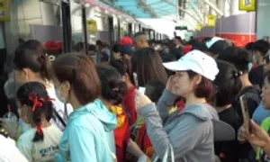 Hai tuyến tàu điện chật kín khách đi xem diễu binh Hai tuyến tàu điện chật kín khách đi xem diễu binh