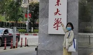 Học lỏm sách của con, bà mẹ 50 tuổi đỗ cao học Luật Học lỏm sách của con, bà mẹ 50 tuổi đỗ cao học Luật
