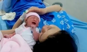 Tranh cãi việc khai sinh con theo họ mẹ