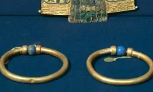 Vòng vàng Pharaoh 3.000 năm tuổi bị đánh cắp, nấu chảy