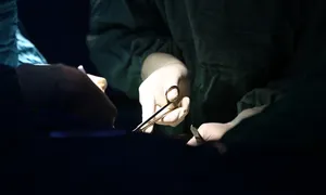 Nhịn tiểu sau nhậu, trượt ngã vỡ bàng quang