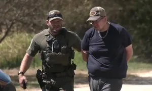 Nhận đơn hàng đáng ngờ, shipper nhanh trí báo cảnh sát