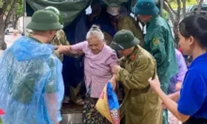 Người dân sơ tán trước khi bão Bualoi đổ bộ