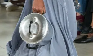 Túi hình nồi nhôm của Moschino