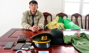 Mặc cảnh phục chạy xe ngoài đường vì 'thích oai'