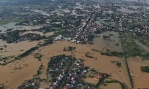 Hàng nghìn hộ dân ngoại thành Hà Nội bị ngập