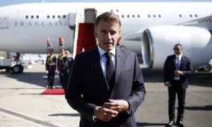 Ông Macron khẳng định không từ chức, chỉ trích đối thủ kích động bất ổn