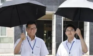 Đàn ông Nhật 'vượt ngại' để cầm ô che nắng