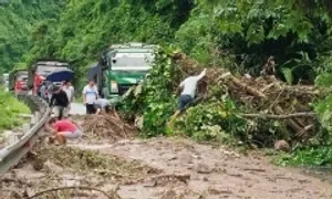 Quốc lộ 1 bị ngập, đường Hồ Chí Minh sạt lở do mưa lớn