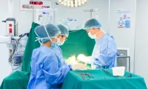 Vỡ túi ngực sau 14 năm phẫu thuật nâng vòng một