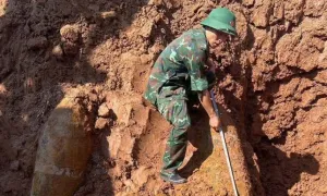 Ba quả bom trên cánh đồng ở Bắc Ninh