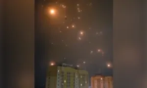 Mảnh vỡ UAV rơi như mưa sao băng xuống thành phố Nga
