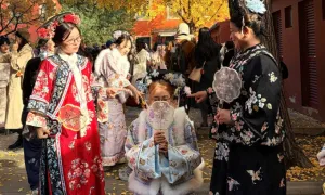 Khách Việt kể 'một mét vuông 10 công chúa chụp ảnh' ở Tử Cấm Thành